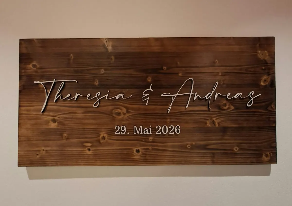 Willkommensschild Theresia und Andreas, 29. Mai 2026, hängt heute im Flur ihres neuen Zuhauses
